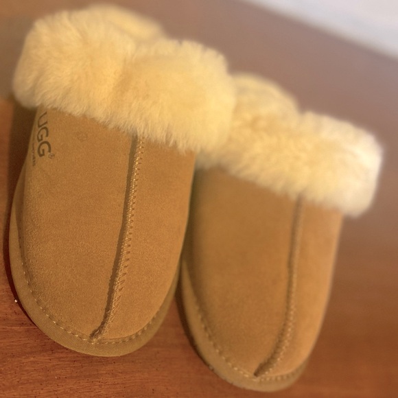 Ugg Slippers Perfect Condition - Picture 1 of 8